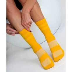 Fietssokken Geel Ademend Met Compressieband En Anti Slip 8andCounting -ShoeFlex Verkoopwinkel fietssokken geel ademend met compressieband en anti slip 8andcounting 5